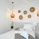 Beachfront Cycladic Irene Boutique Lägenhetshotell