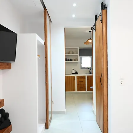 Beachfront Cycladic Irene Boutique מלון דירות 4*