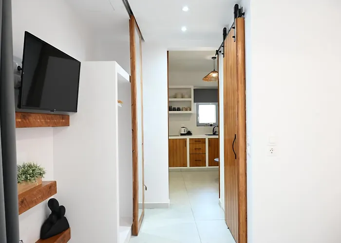 Beachfront Cycladic Irene Boutique מלון דירות 4*