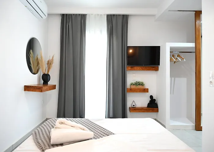 Beachfront Cycladic Irene Boutique מלון דירות 4*